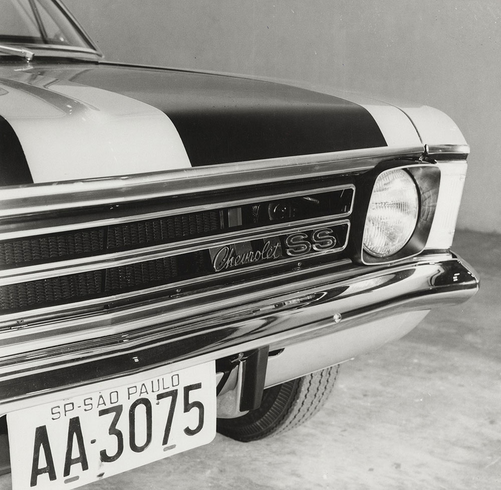 Chevrolet - 1973 - Opala SS (made in Brazil) front grill and light