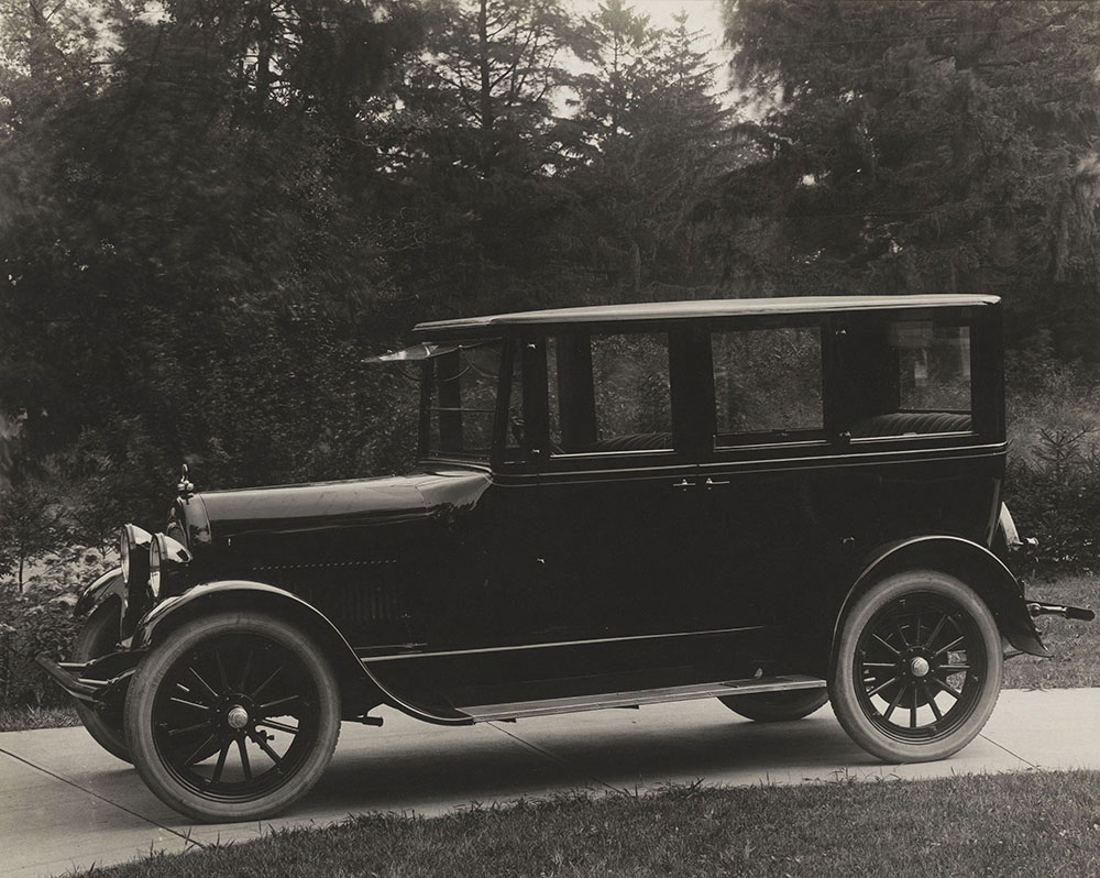 Davis- 1922. 4 Door sedan.