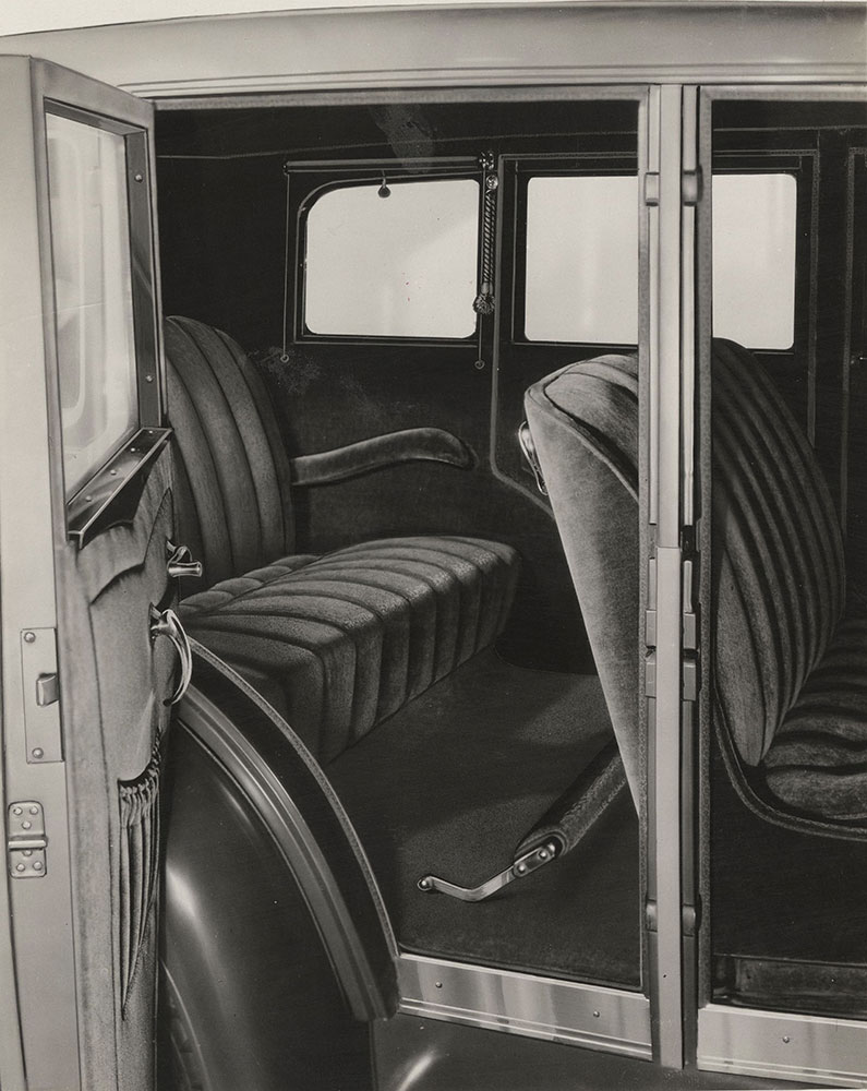 De Vaux 6-75, 1931. Interior, rear seat of 4-door sedan
