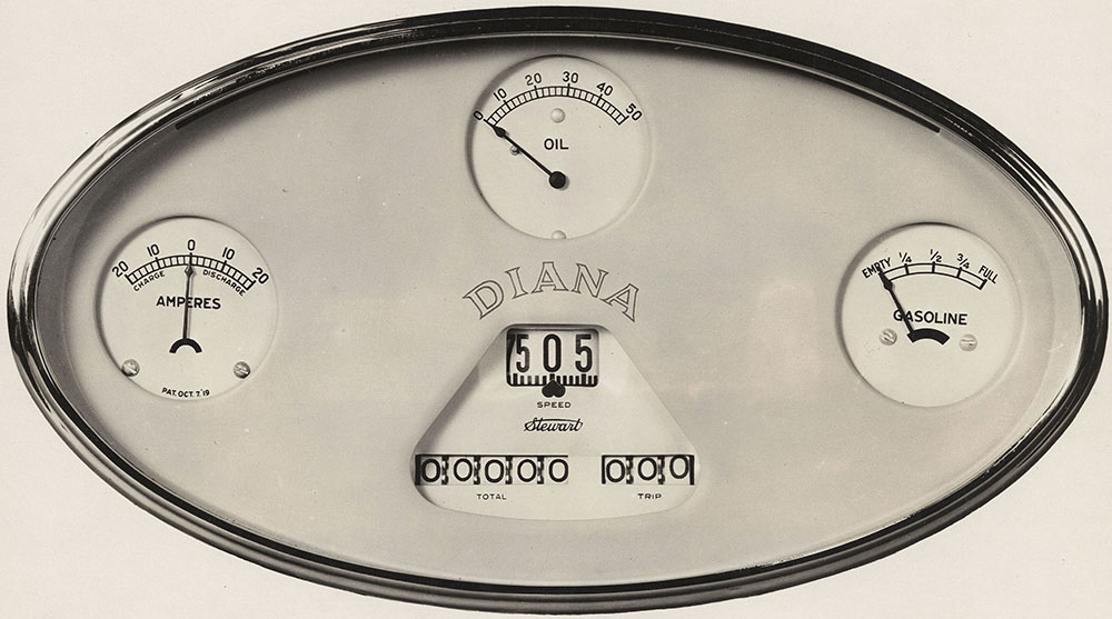 Diana 8, instrument panel showing all instruments under one glass covered oval, 1926.