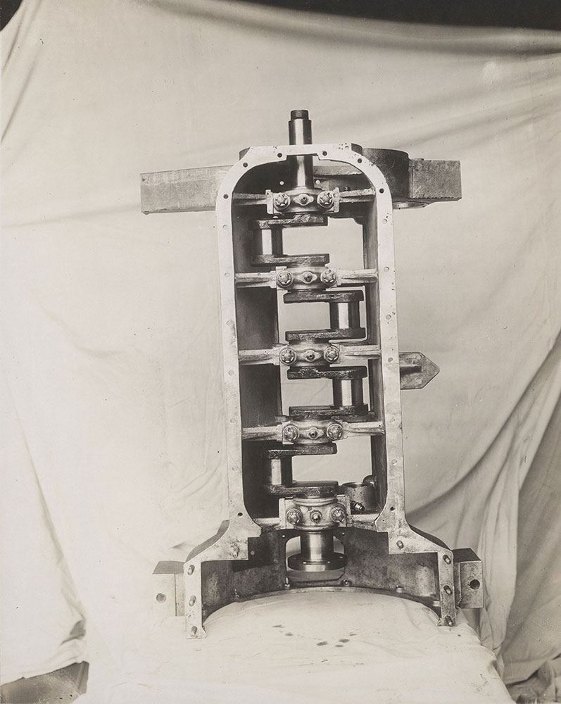 Dorris Aluminum Crank Case, showing seven bearing crank shalf and camshaft: 1919