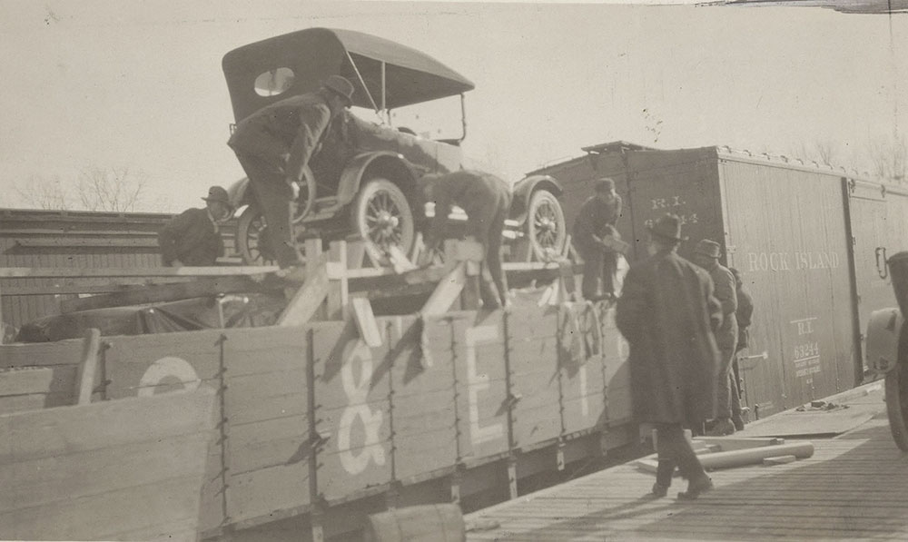 Dort 1918 Loading cars.