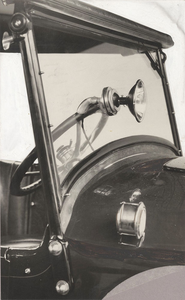 Dort 1924 Windshield with cowl ventilator and spotlight.