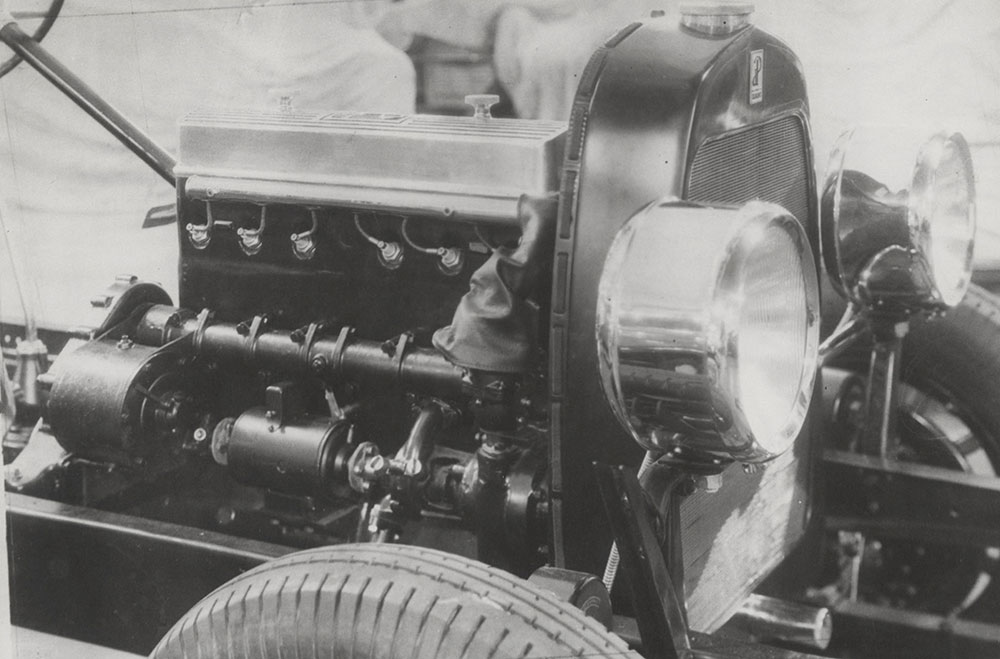 DuPont 1928: detail of engine, lamps, radiator and DuPont badge