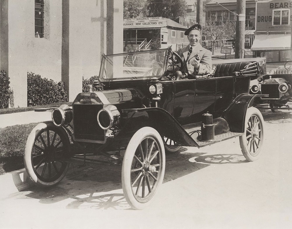 Sir Harry Lauder in 1914 Ford Model T touring