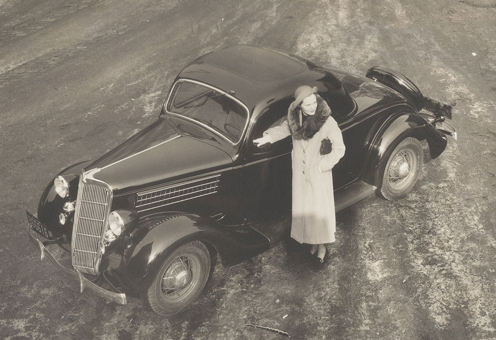 Ford V-8 Deluxe Coupe (3-window) - 1935