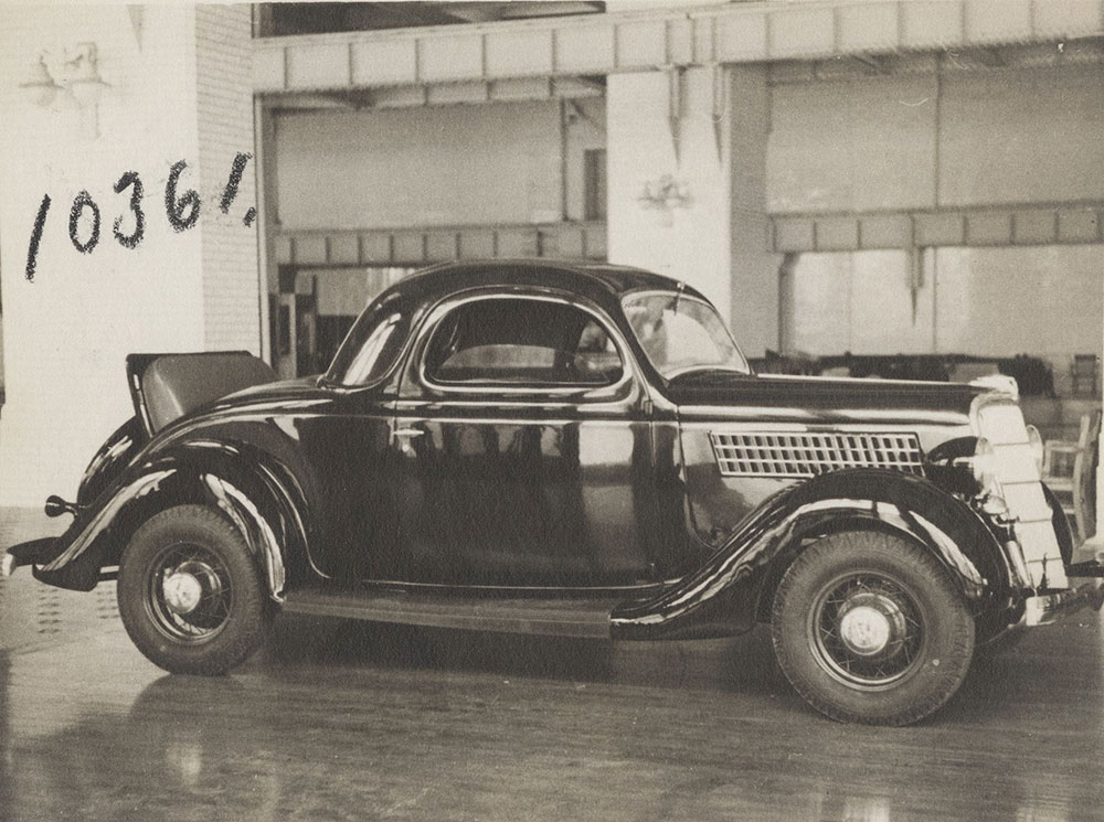 Ford V-8 Deluxe 3-window coupe, with rumbleseat - 1935