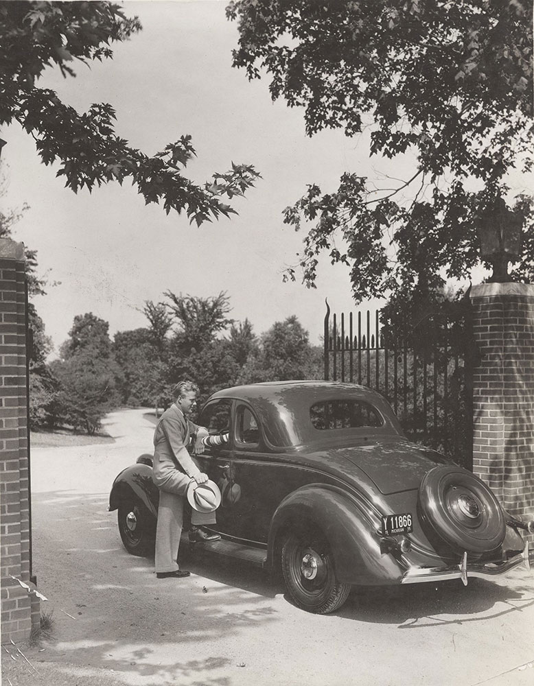 Ford Model 68 V-8 5-window coupe, rear view - 1936