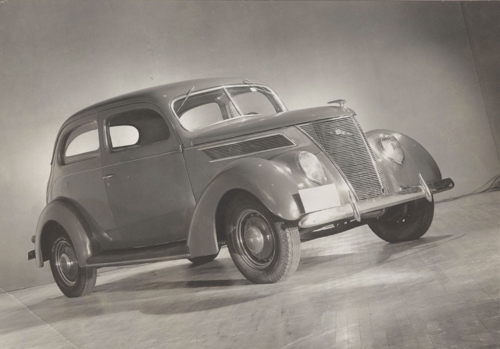 Ford V-8 Tudor sedan - 1937
