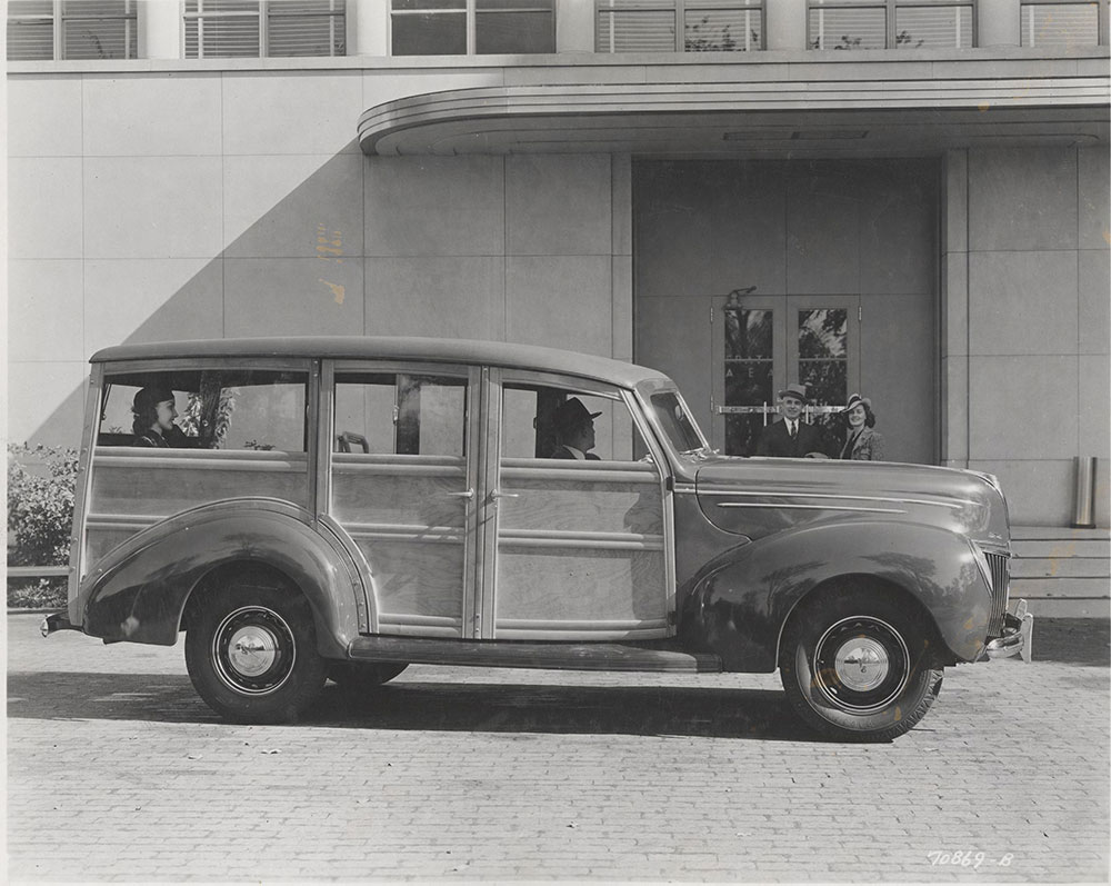 Ford V-8 Deluxe Station Wagon - 1939
