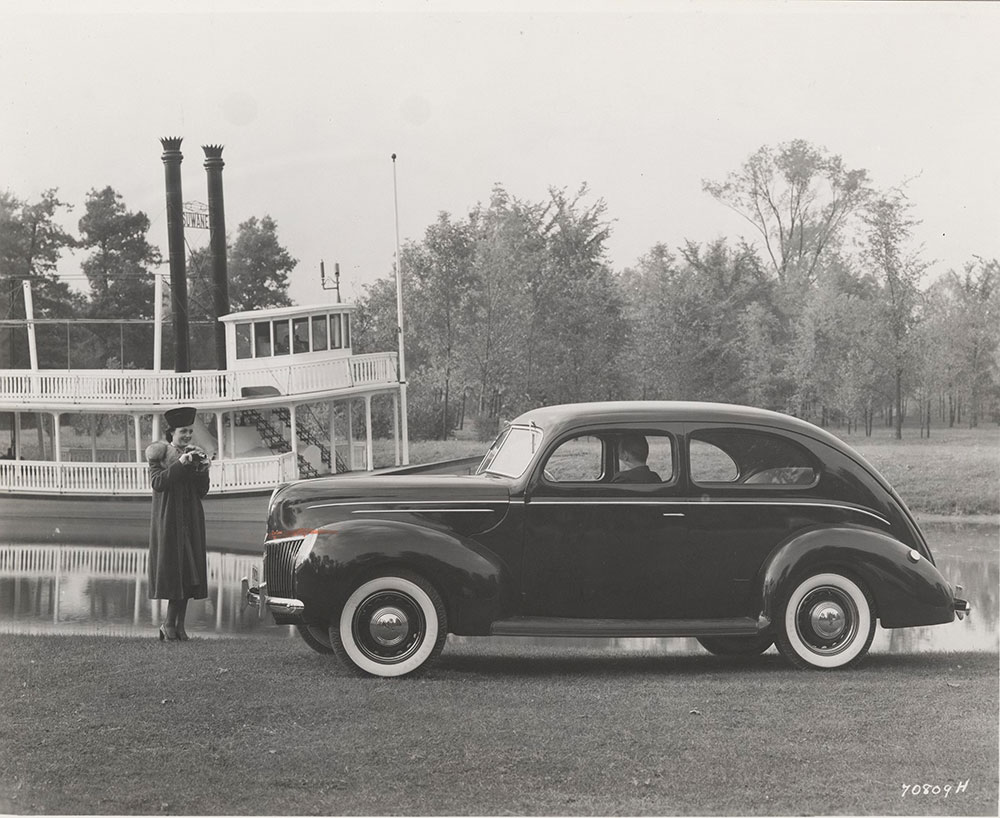 Ford Deluxe Tudor Sedan - 1939