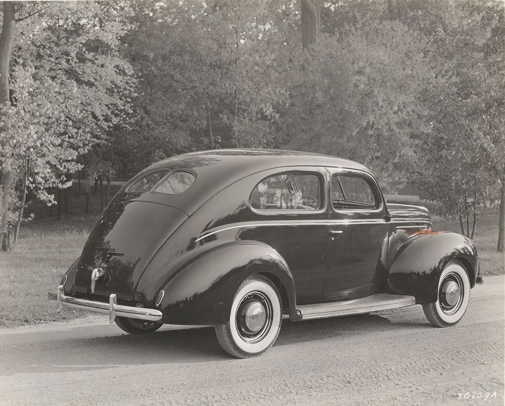 Ford Deluxe Tudor Sedan, rear view - 1939