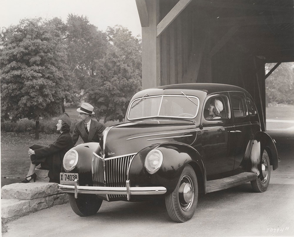 Ford Deluxe Fordor Sedan - 1939