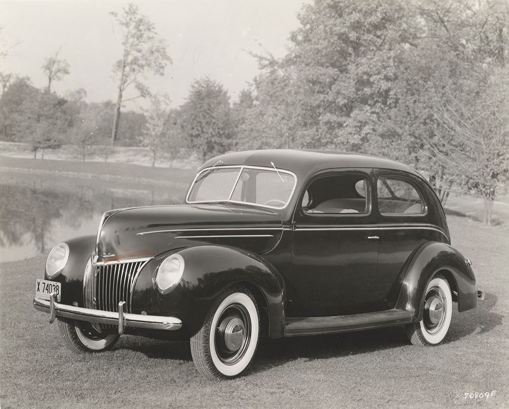 Ford Deluxe Tudor Sedan - 1939