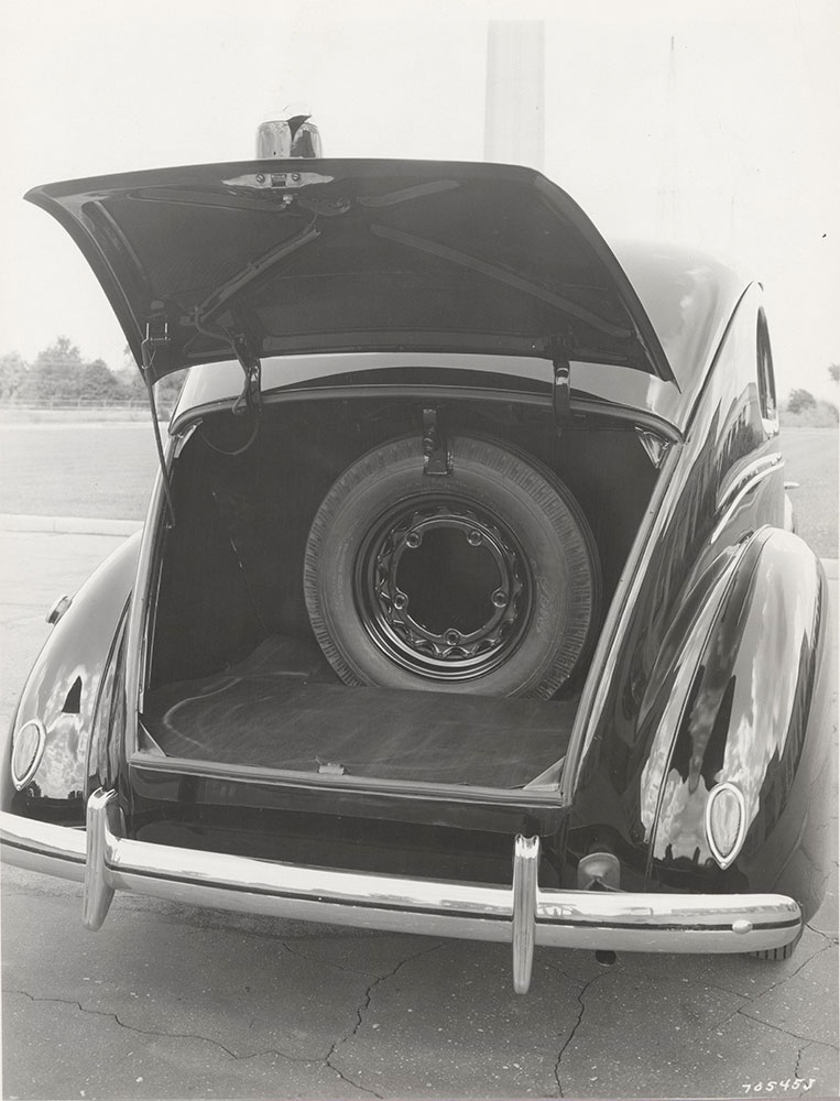 Ford Deluxe, Open Trunk - 1939