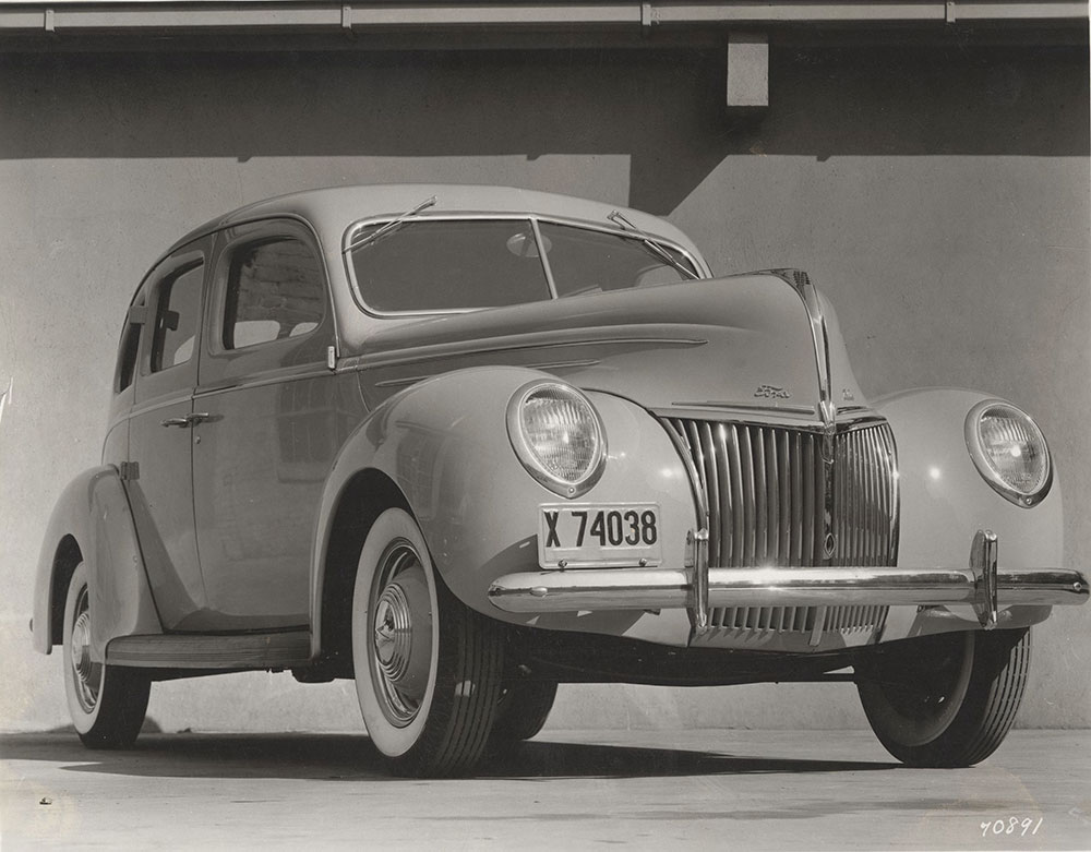 Ford Deluxe Fordor Sedan - 1939