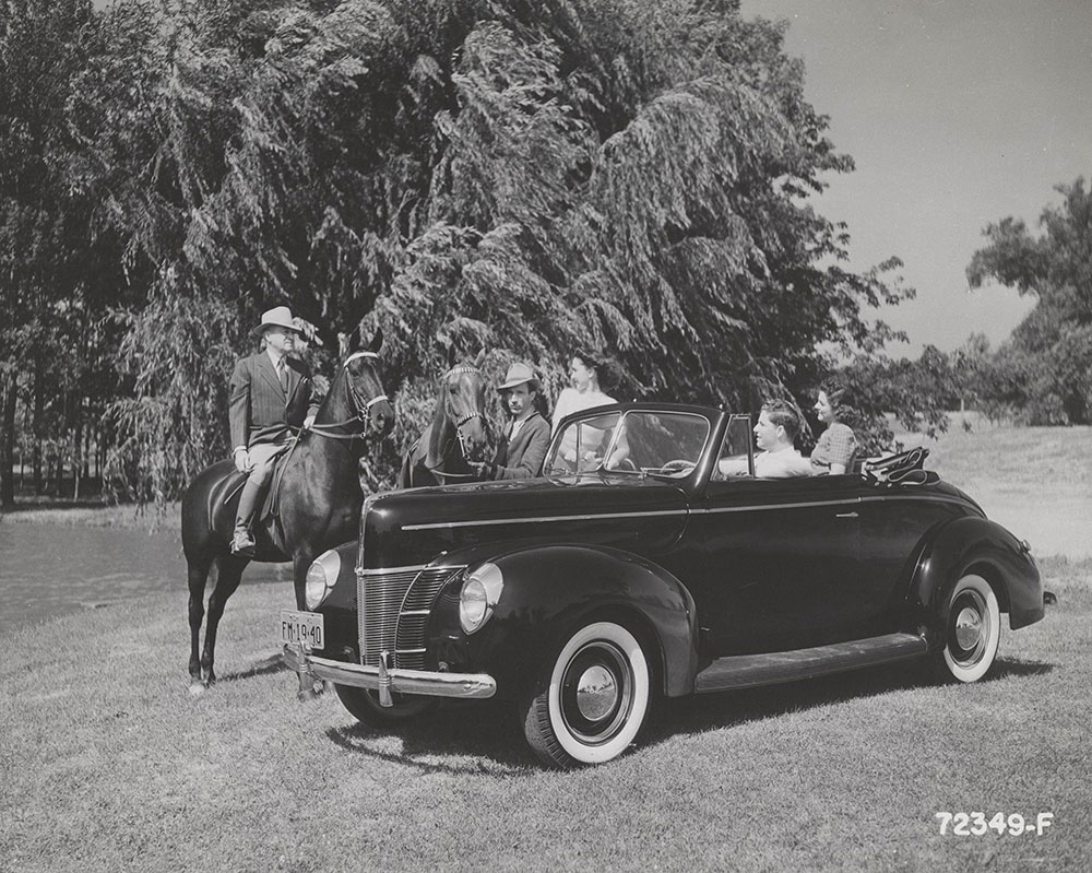 Ford V-8 DeLuxe convertible coupe - 1940