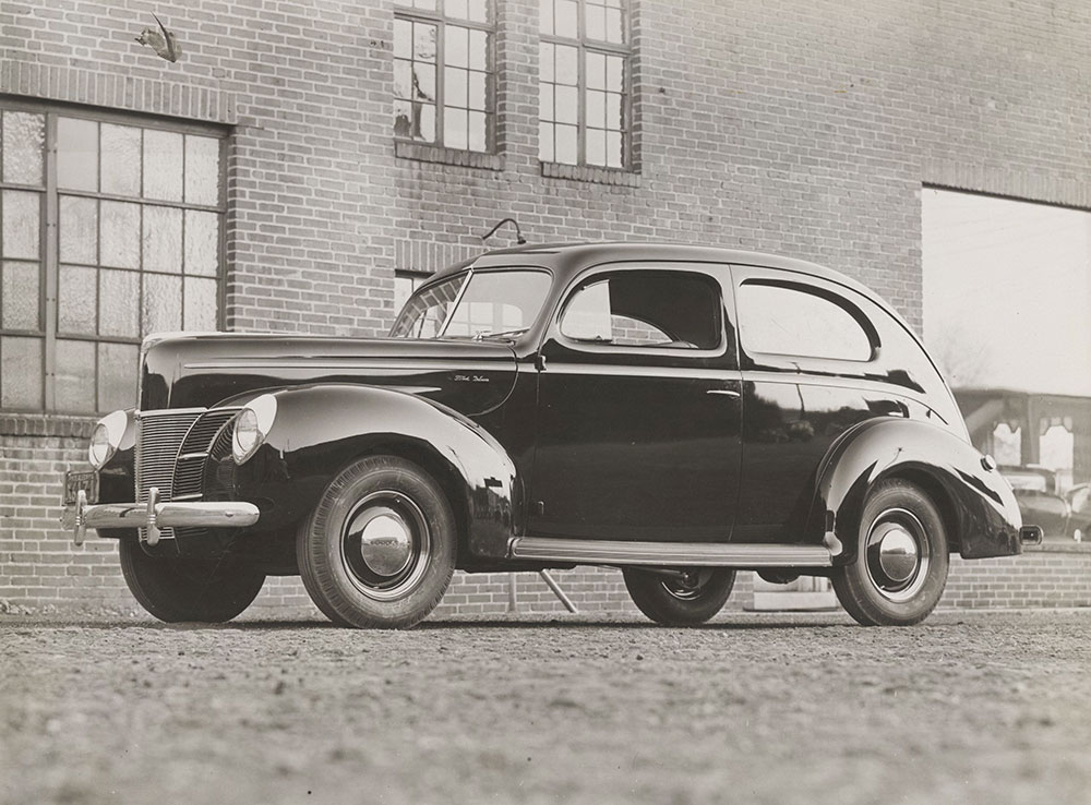 Ford Deluxe Tudor sedan B-1 - 1940