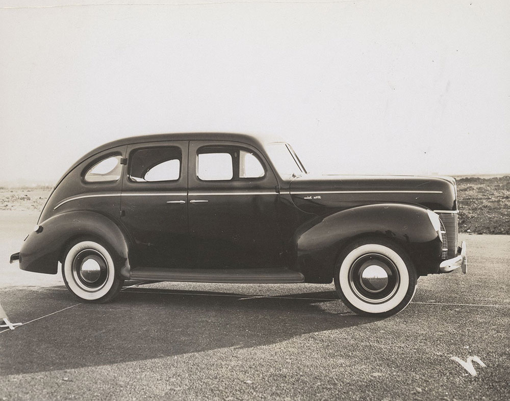 (1) Ford Deluxe Fordor sedan - 1940