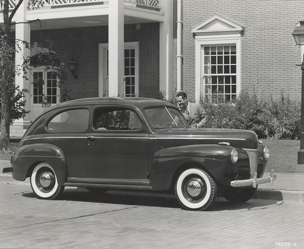 Ford Deluxe Tudor sedan  - 1941
