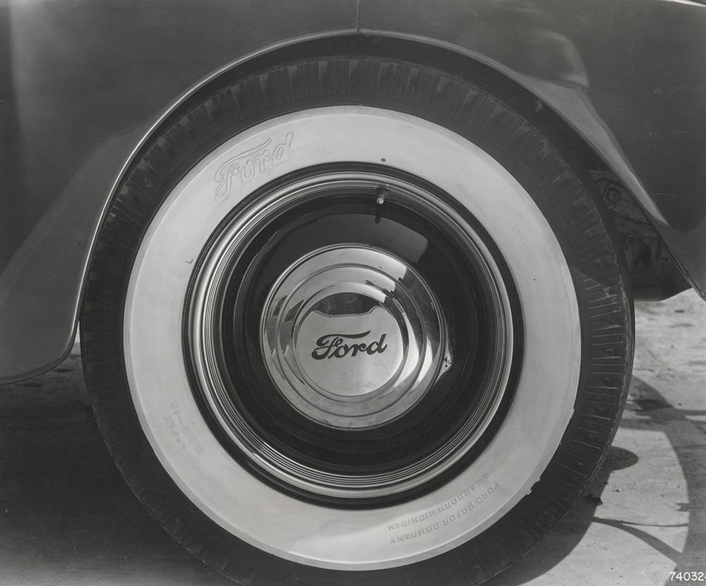 Ford, detail of wheel and hubcap - 1941