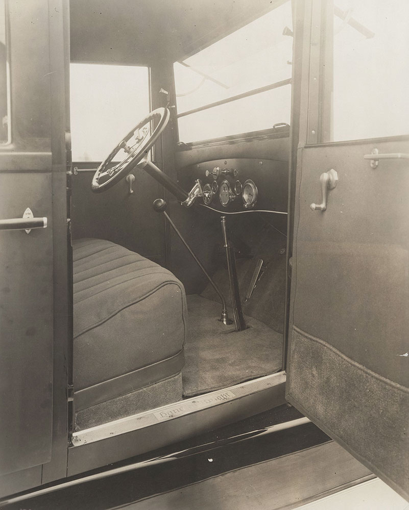 Handley-Knight Sedan, interior front compartment - 1922