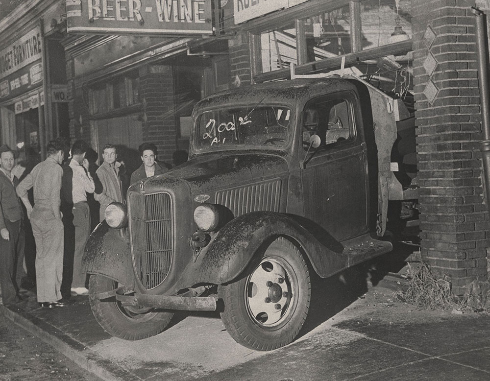 Refused beer, he breaks up tavern