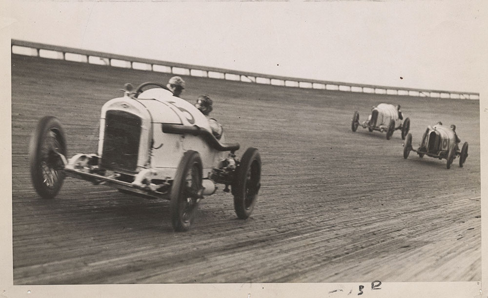 Earl Cooper driving the winning Stutz, Chicago Speedway June 1917