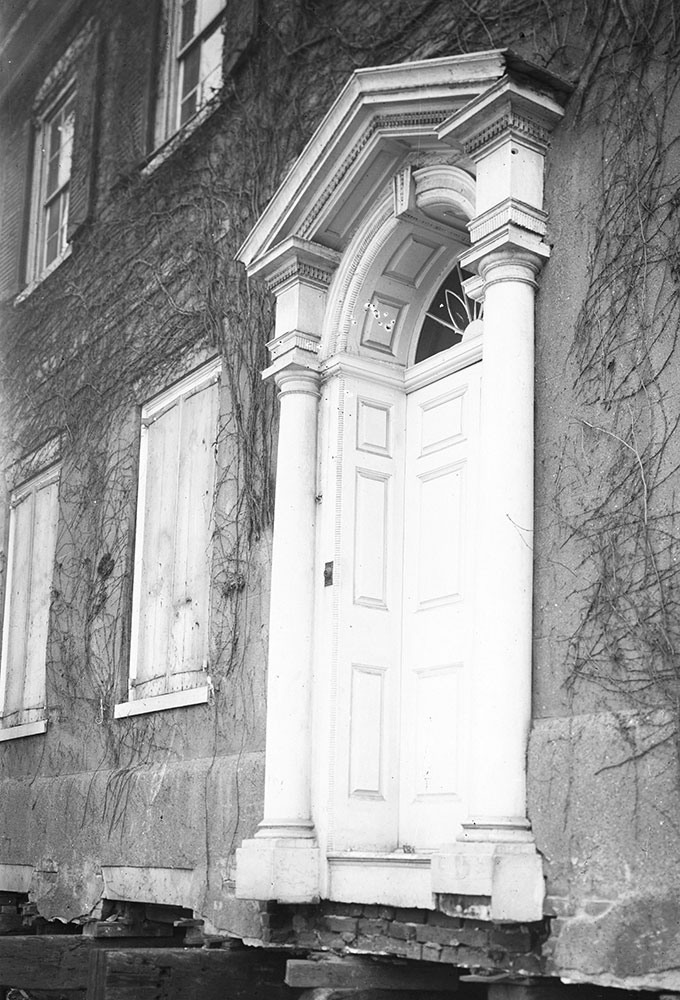 The Gillingham Mansion, Entrance Detail